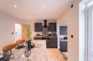 Portland House - 3 En-Suite Bedrooms, Central Cheltenham - - 4