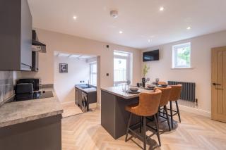 Portland House - 3 En-Suite Bedrooms, Central Cheltenham - - 2