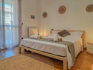 Centrale con ampio terrazzo, a 5 minuti dalla spiaggia by Host Hero - 9