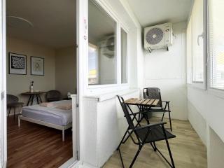 Air-Conditioned Studio, Close to City Centre & Tram Stop - Bratislava - 3
