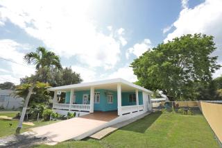 Casa Lula Beach Retreat - Fenced backyard - Arecibo - 0