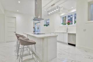 Comfortable Room in Toronto next to Yorkdale mall - 1