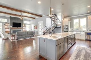 Gorgeous Granbury Lake House with Hot Tub and Dock! - Granbury - 3