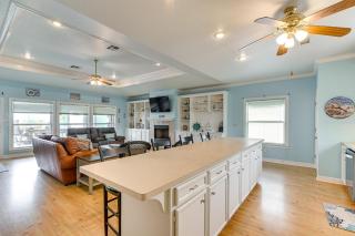 Crystal Beach Home with Deck and Ocean Views! - Crystal Beach - 5