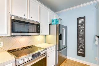 Crystal Beach Home with Deck and Ocean Views! - Crystal Beach - 3