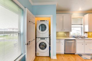 Crystal Beach Home with Deck and Ocean Views! - Crystal Beach - 1