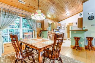 Serene Maggie Valley Retreat with Deck and Hot Tub! - Maggie Valley - 4