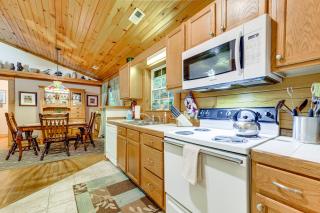 Serene Maggie Valley Retreat with Deck and Hot Tub! - Maggie Valley - 1