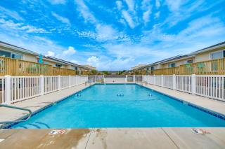 Breezy Pine Knoll Shores Escape Walk to Beaches! - Pine Knoll Shores - 0