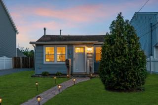 Highly Rated Beach House 35 Blocks to Beach & Main St 6 Badges, Patio, Grill - 2