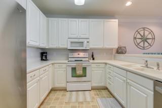 Pool Access and 11 Mi to Beach Calabash Condo! - Calabash - 1