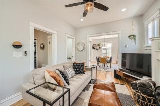 2 Bed Sunny Retreat Home Office Backyard 30 Day - 4