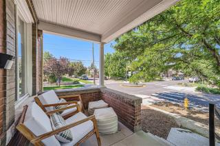 2 Bed Sunny Retreat Home Office Backyard 30 Day - 3