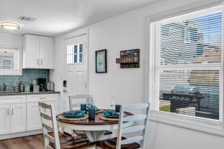 Cozy Beach House - 3 Badges, Outdoor Patio, Fire Pit, Grill - 3 Blocks to Beach & Boards - 3