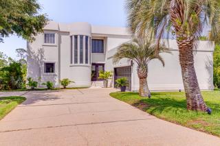 Luxe Gulf Breeze Home with Patios - 4 Mi to Beaches! - Gulf Breeze - 0
