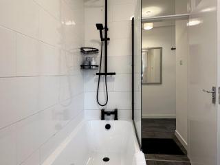 Jane's Place in Coventry - 2 Double Beds, 1 Sofa Bed, Ideal for Families - 1