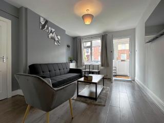 Jane's Place in Coventry - 2 Double Beds, 1 Sofa Bed, Ideal for Families - 4