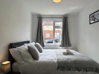 Jane's Place in Coventry - 2 Double Beds, 1 Sofa Bed, Ideal for Families - 8