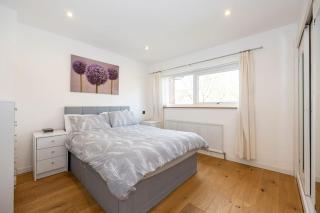 Warm spacious house, free parking, gorgeous garden - Sale - 2