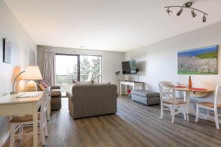 Beautiful Lake View Golf Course Condo - Traverse City - 4