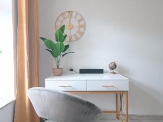 FILMAP-Charmant-Modern-Zentral-Balkon-Beamer-Spieletisch - 1