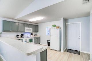 Pet-friendly 3 BR Modern Space, 5 min to Downtown - 2