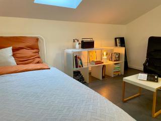 Helles Zimmer im modernen Holzhaus mit Queensize-Bett, Balkon, Schreibtisch, TV, Klimaanlage & abdunkelnden Jalousien - 7