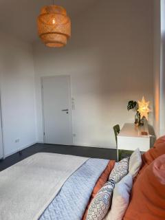 Helles Zimmer im modernen Holzhaus mit Queensize-Bett, Balkon, Schreibtisch, TV, Klimaanlage & abdunkelnden Jalousien - 3