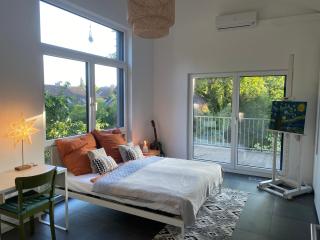 Helles Zimmer im modernen Holzhaus mit Queensize-Bett, Balkon, Schreibtisch, TV, Klimaanlage & abdunkelnden Jalousien - 0