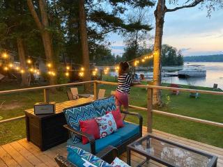 Waterfront Cottage - Fireplace - Kawartha - 2