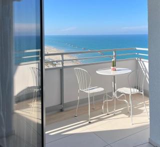 FronteMare - elegante appartamento sul lungomare con Wi-Fi, parking e bici - 0