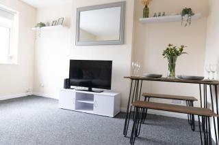 CONTRACTORS - High Street - Fast Wi-Fi - Cleethorpes - 4