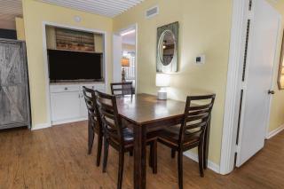 Two Bedroom Villa Sleeps 6 has 2 Queen and 1 King - 9