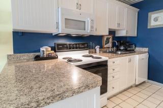 Two Bedroom Villa Sleeps 6 has 2 Queen and 1 King - 8