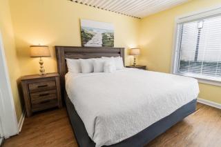 Two Bedroom Villa Sleeps 6 has 2 Queen and 1 King - 7
