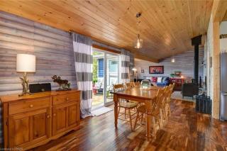 Waterfront Cottage - Fireplace - Kawartha - Lakefield - 2