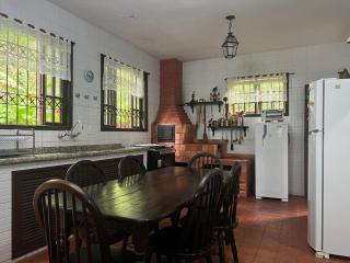 Refúgio Tranquilo na Natureza com Casa de Festas: Perfeito para Família e Amigos - 1