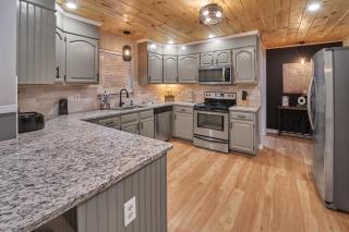 THE ULTIMATE SMOKY MOUNTAIN ESCAPE! Game Room, Theater, Hot Tub, Fire Pit & the Ultimate in Luxury Living - Close to All Major Top Attractions - 1
