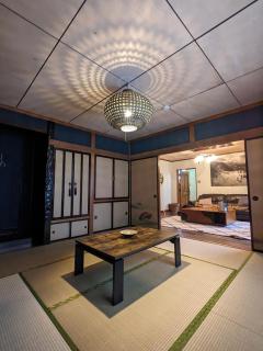 街中まで徒歩圏内のリラックスできる貸し切り和モダン一軒家 - Kurokawamachi - 1