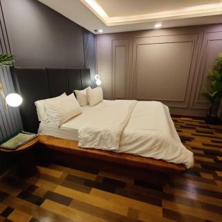 The Pool Apartment, Gold Crest Mall - Lahore - 6