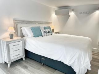 Luxury Catalan Bay Beach House - Sea + Rock Views - 1