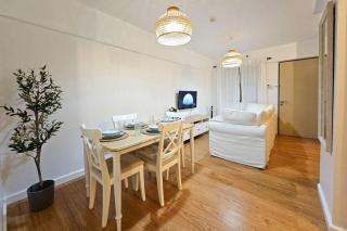 Coastal Inspired 2BR Condo I Fast Wi-Fi I Near BGC - 1