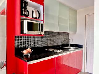 Chic & Cozy 1-BR Condo with Balcony, Sunrise Mountain View, 6 Swimming Pool - Manila - 9