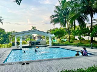 Chic & Cozy 1-BR Condo with Balcony, Sunrise Mountain View, 6 Swimming Pool - Manila - 7