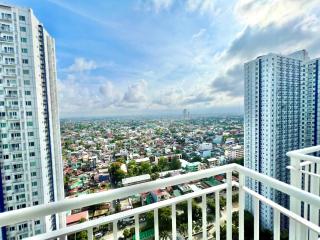 Chic & Cozy 1-BR Condo with Balcony, Sunrise Mountain View, 6 Swimming Pool - Manila - 5