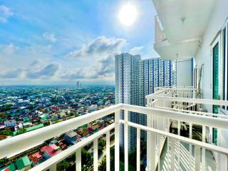 Chic & Cozy 1-BR Condo with Balcony, Sunrise Mountain View, 6 Swimming Pool - Manila - 1
