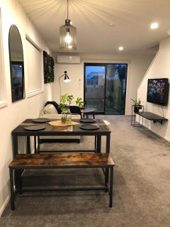 Near Stadium and railway station 3 beds 1 bath townhouse with Car Park onsite - Christchurch - 0