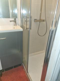 Chambre privée dans Maison au Quartier Calme - 4