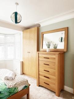 SOUTHEND ON SEA l 3 BEDROOM HOME WITH GARDEN l FREE STREET PARKING l 6 SINGLE BEDS OR 4 SINGLES 1X DOUBLE l - Southend-on-Sea - 2