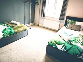 SOUTHEND ON SEA l 3 BEDROOM HOME WITH GARDEN l FREE STREET PARKING l 6 SINGLE BEDS OR 4 SINGLES 1X DOUBLE l - Southend-on-Sea - 3